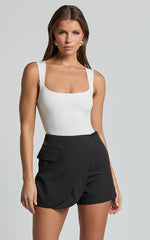 Abbie Mini Skort - Pleated Skort With Pocket Detail in Black